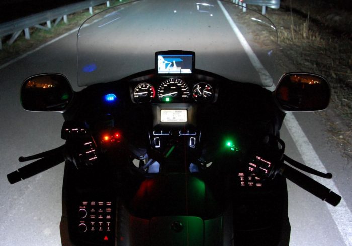 moto illuminata notturna